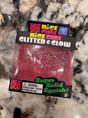 NeeDoh Nice Cube Glitter and Glow. Super Solid Squish! Glitter Pink Cube